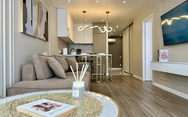 Dizaynerskaya Ryadom S Morem I Krasivym Vidom Flat