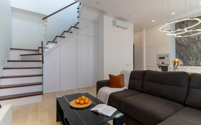 Dvuhehtazhnye Apartamenty s otkrytoj terrasoj na Stachek 62