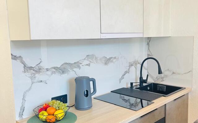 Studiya S Dizaynerskim Remontom S Baseynom I Balkonom Apartaments