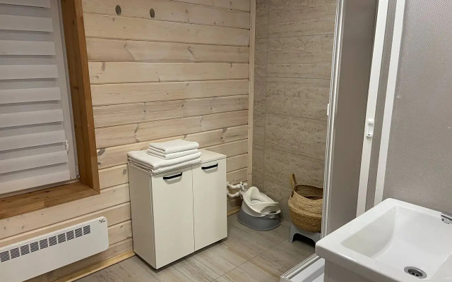 Частный дом комфортный со столом для пинг-понга и батутом