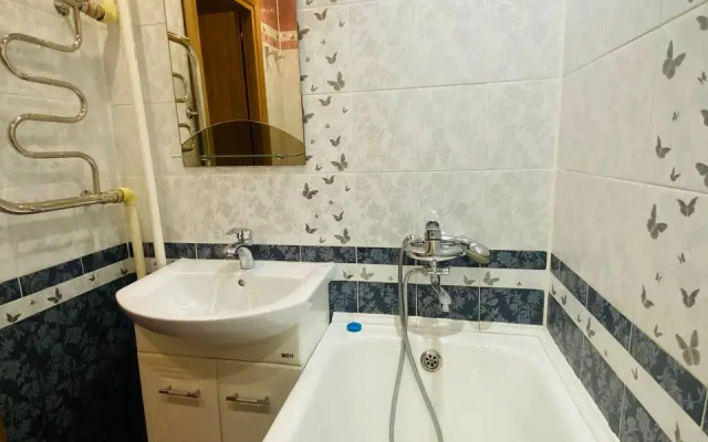 Prostornaya Na Oktyabryskom Prospekte Flat