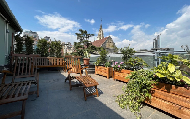 Jacuzzi across Bosphorus Apartments