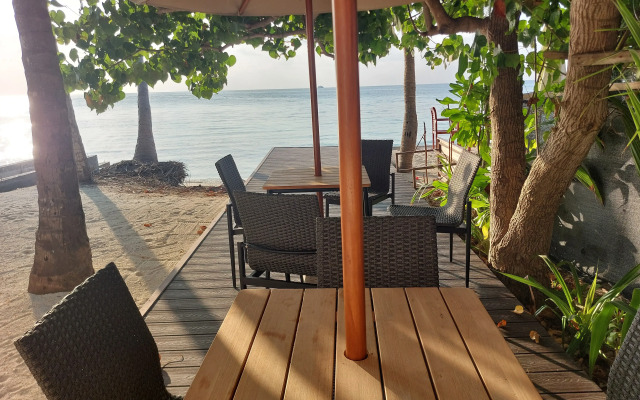 Comfy Cool Breeze by Emzaz Hotel