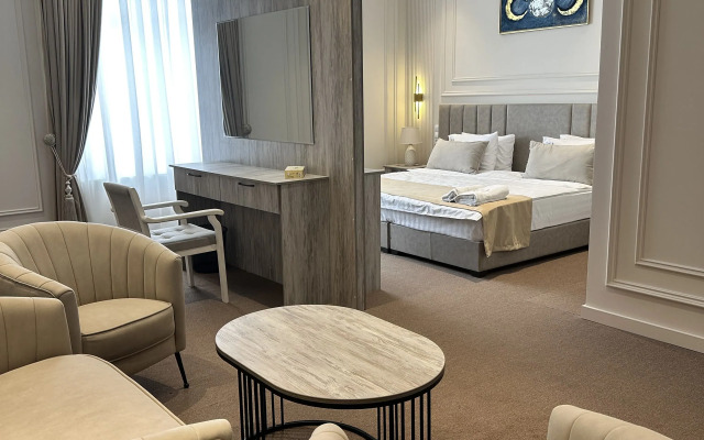 Hotel Emily Grand Palace