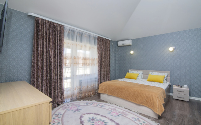 Апартаменты Трехкомнатная квартира на ул. Колхозной 112