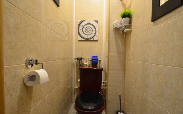 Na Naberezhnoy Na 9 Chelovek Flat