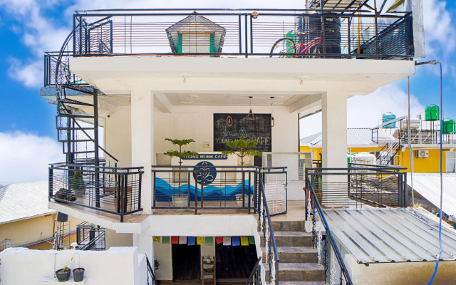 Хостел Young Monk Hostel & Cafe Dharamkot