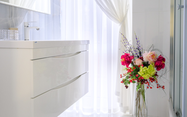 Belosnezhnaya Studiya U Morya S Lichnoy Terrasoy Apartments