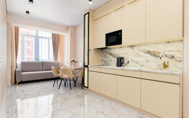 V tsentre s vidom na reky Flat