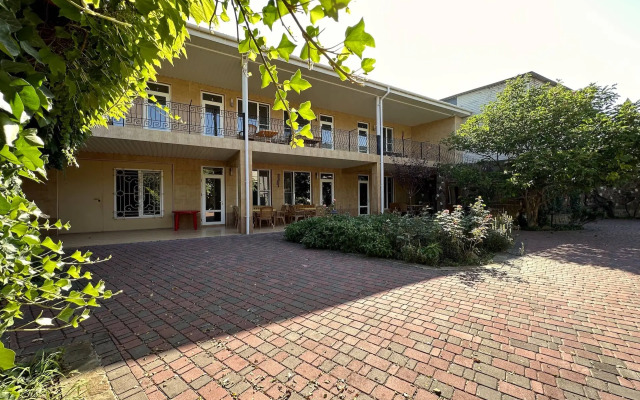 Na Revolyutsionnoy 31a Guest house