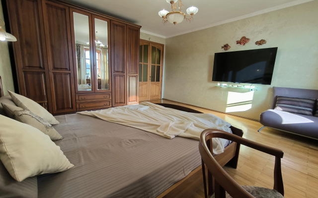 Na Ploschadi Ushakova Flat