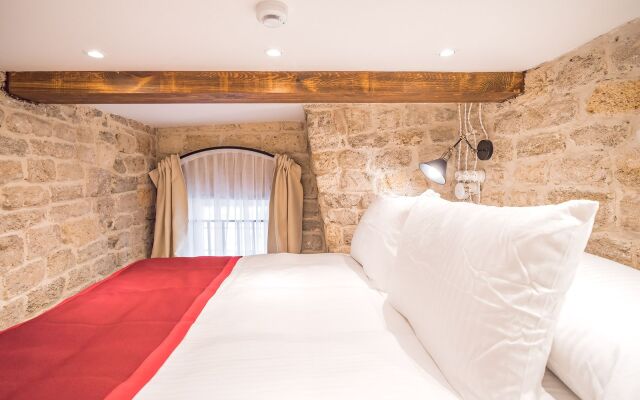 Rest Studios Aparthotel