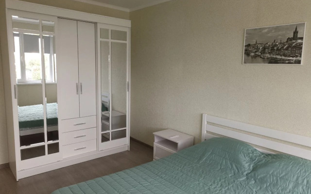 Tryohkomnatnaya Komfortnaya na Voejkova Flat