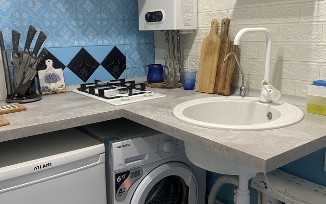 Uyutnaya studiya s balkonom okolo metro Apartments