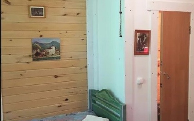 Kamorka S Lezhankoj U Okna Hotel