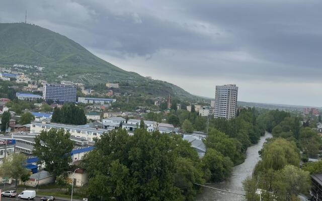 Kvartira S Vidom Na Gory I Rechku Apartments