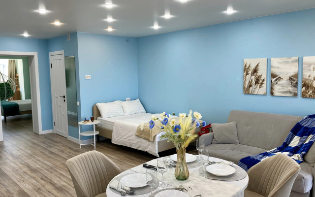 Апартаменты Горное Озеро Центр у Реки Гостиная 30 м², Спальня 25 м², Балкон, 2 кровати, Smart TV 85''