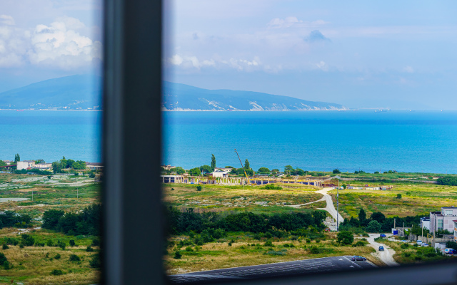 Uyutnye s panoramnym balkonom i vidom na more LetoApart Apartments