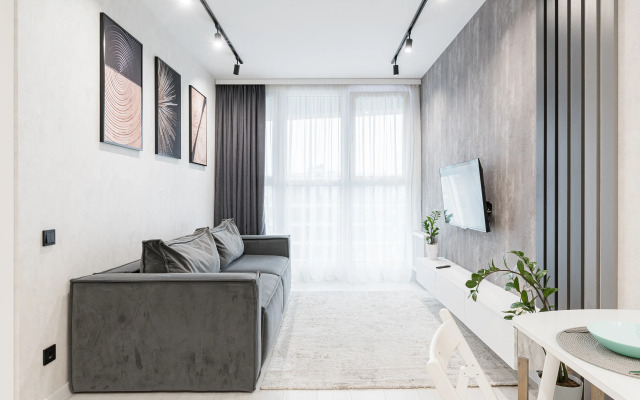 Dizaynerskiye na 24 Etazhe s Ponoramnymi Oknami Apartment