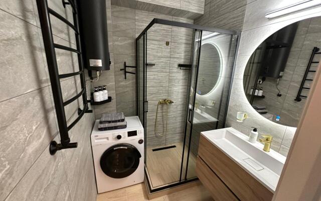 65 m udobnaya dlya semyi naprotiv Kazino s vidom na gory Flat