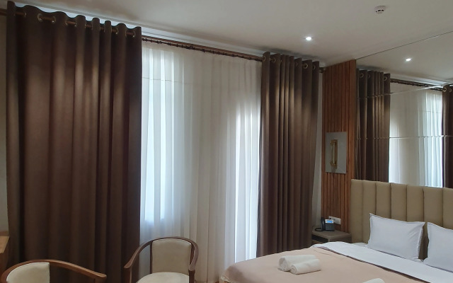 Отель Karvon Plaza