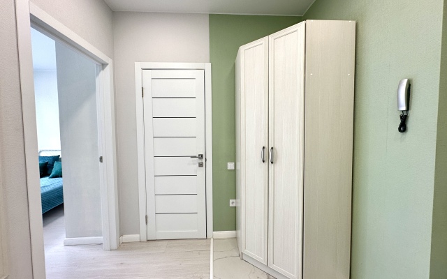 Lyuks Akvamarin s Dizaynerskim Remontom, Dlya Bolshoy Semi Apartments