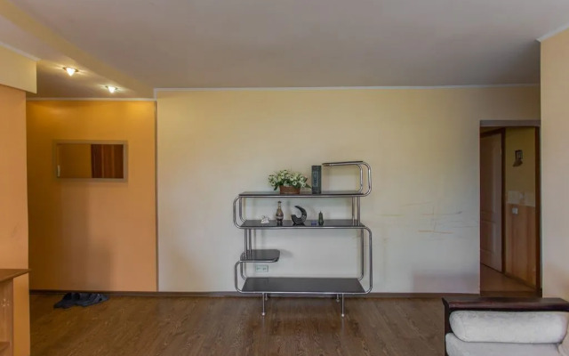 Na Ul. Pologaya 24 Flat