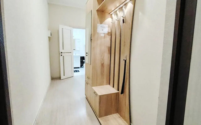 Na tsokol'nom etazhe spasayushchiye ot zhary s kukhonnoy zonoy Flat