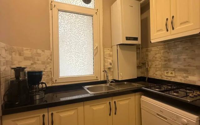 3BR Balcony 4 AC close to Metro Apartments