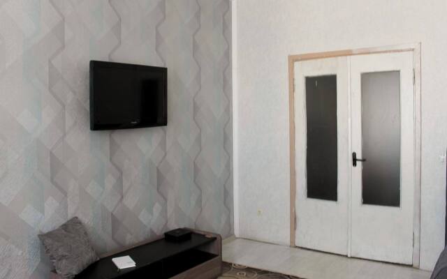 U Tsentra Bakuleva Flat
