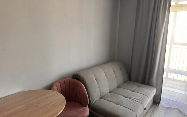 Uyutnaya studiya s vidom na gorod Flat
