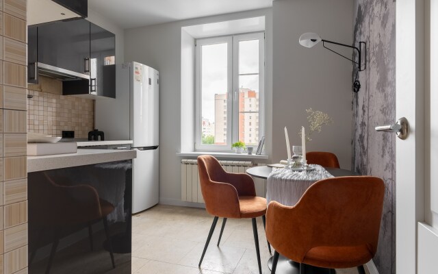 S konditsionerom i shikarnym dizaynerskim remontom Flat