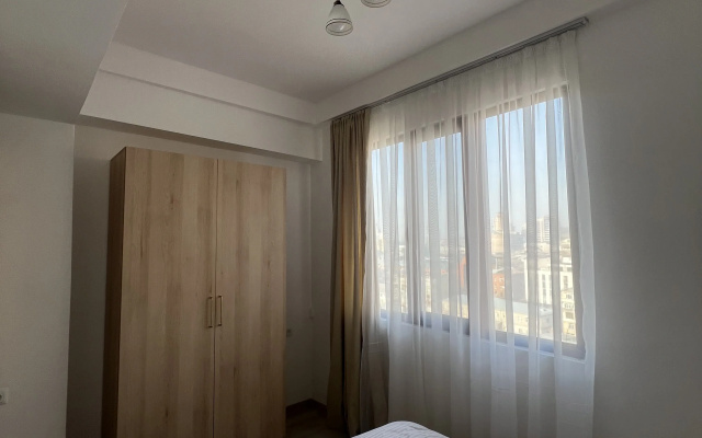 Квартира A two-bedroom apartment with a living room and a balcony in the city center.