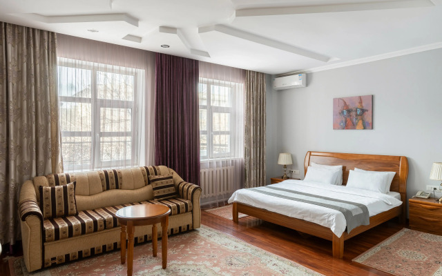 Soluxe Hotel