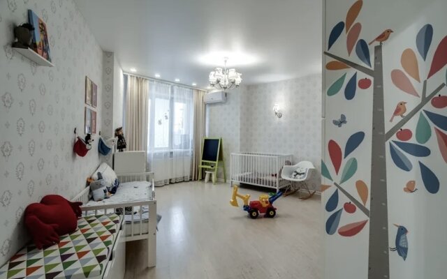 ZhK Lazurnyij Family Apartment