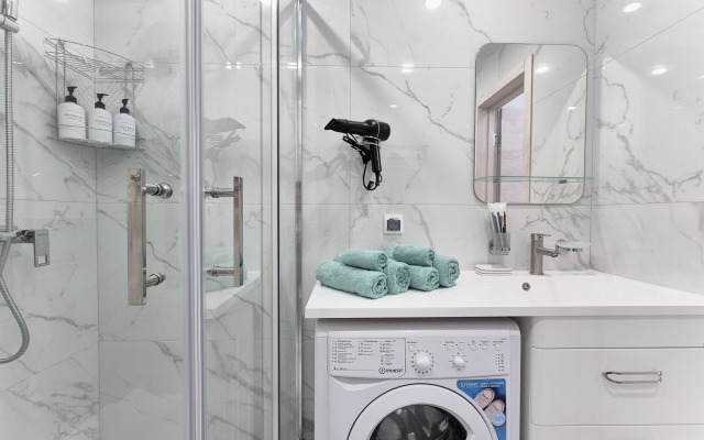 S Balkonom v Odnom iz Samykh Zelenykh Rayonov Sochi Flat