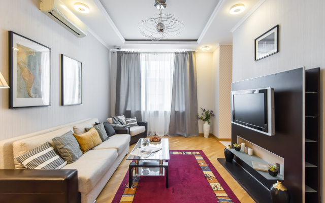 Gm Trekhkomnatnaya U Krasnoy Ploschadi  Apartments