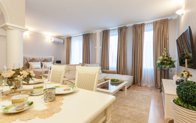 Apartamenty dvukhkomnatnyye extra lux v tsentre