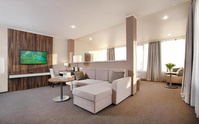 L hotel Hotel