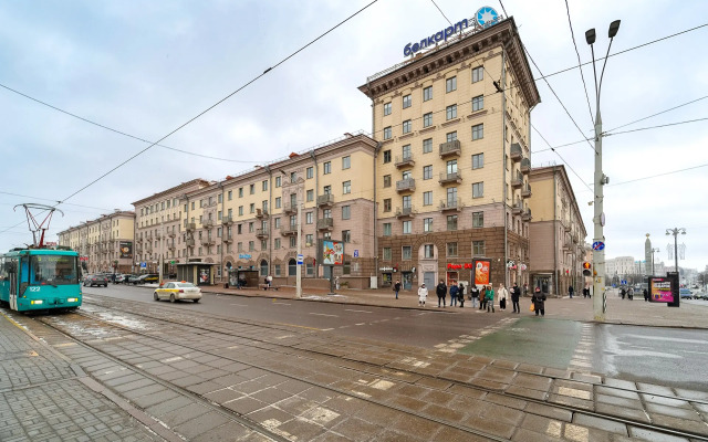 Prostornaya 3-Komnatnaya V Tsentre Vozle Metro Flat