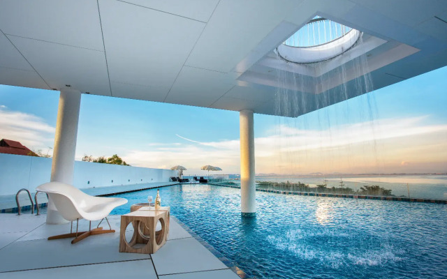 Tsix5 Phenomenal Hotel