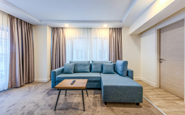 Отель Roys Hotel & Suites