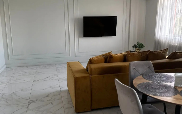 Prostornaya Nedaleko Ot Tsentra S Parkovkoy Flat