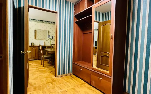 Uyutnaya 3-X Komnatnaya U Metro Akademicheskaya Flat