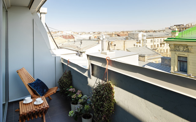 Апартаменты Minin Apartments Мансарда с двумя балконами на Невском 80 кв.м.