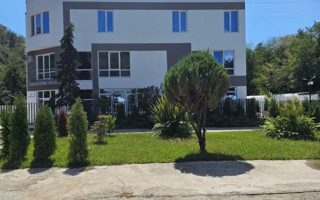 Uyutnaya Studiya S Basseynom Na Territorii Apartments