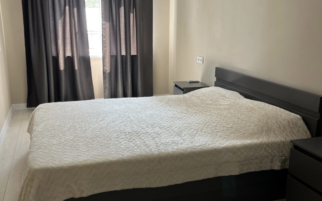 Uyutnaya Kvartira s Morem Cherez Dorogu Flat