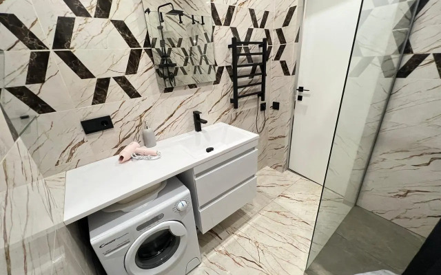 Stilnaya studiya s balkonom na dvoikh Apartments