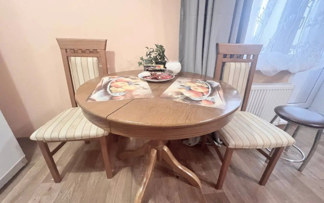 Квартира Светлая, чистая студия Вояж на Геологоразведчиков 44А