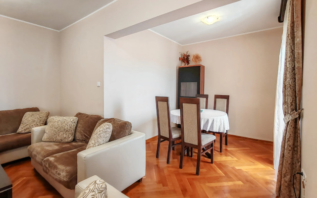 Sunny Three Bedroom Flat